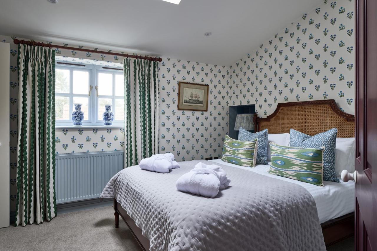 Townhouse Suites- Abbey Row 马姆斯伯里 外观 照片