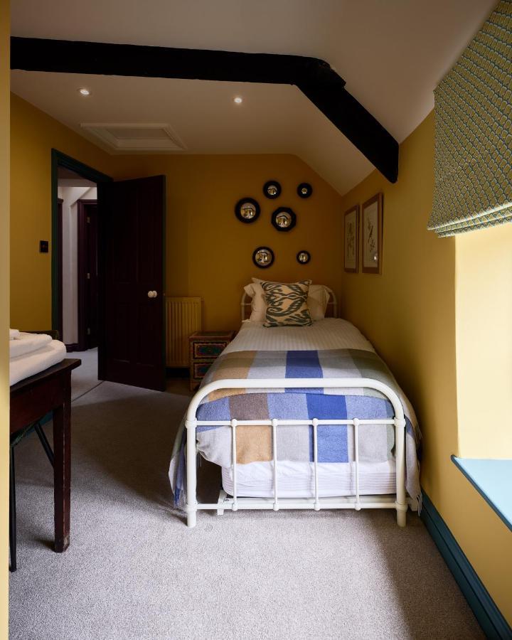 Townhouse Suites- Abbey Row 马姆斯伯里 外观 照片