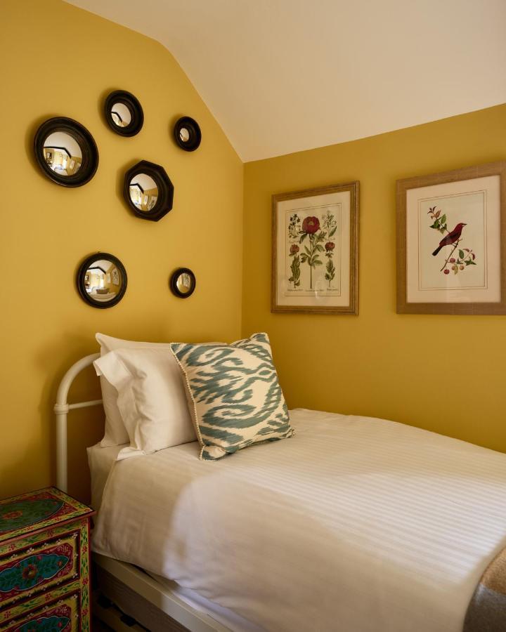 Townhouse Suites- Abbey Row 马姆斯伯里 外观 照片